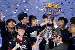 电竞圈传奇回归：极地大乱斗表演赛火爆开战，官方直播见证巅峰对决！